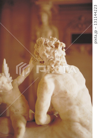 少し古いパリの街並み ケンタウロスとエンジェル像 131144223