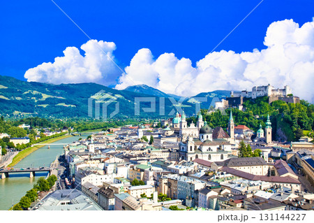 ザルツブルク旧市街とザルツァッハ川の絶景 131144227