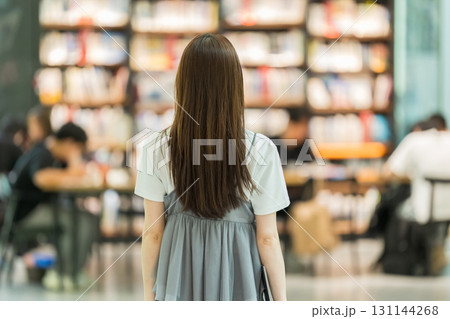 大学生 図書館 女性 大学生 図書館 女性 131144268