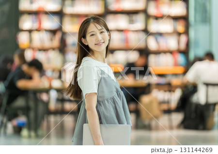 大学生　図書館　女性 131144269