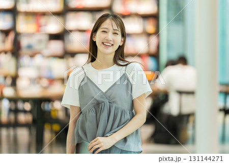 大学生　図書館　女性 131144271