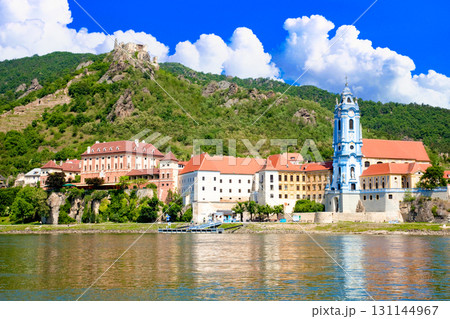 ドナウ川沿いのデュルンシュタインの街並み ドナウ川沿いのデュルンシュタインの街並み 131144967