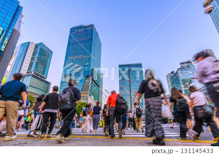 日本の東京都市景観新時代へ。外国人観光客らで賑わう渋谷スクランブル交差点＝9月17日 131145433