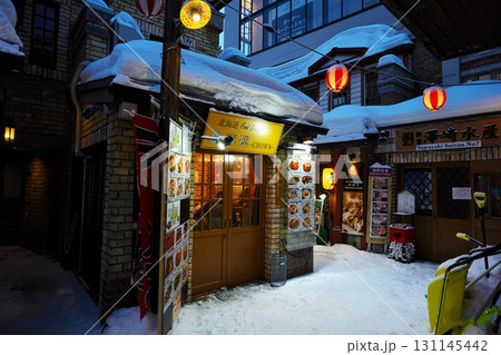 冬の北海道小樽市　黄昏の小樽出抜小路　Otaru Crown 131145442