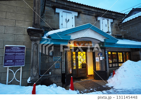 冬の北海道小樽市　黄昏の堺町本通りの街並みの瑠璃工房 131145448