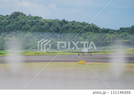 牧之原市の富士山静岡空港の滑走路を走行する飛行機(静岡県) 131146898