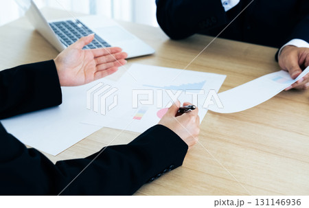 ミーティングをする2人のビジネスマン 131146936