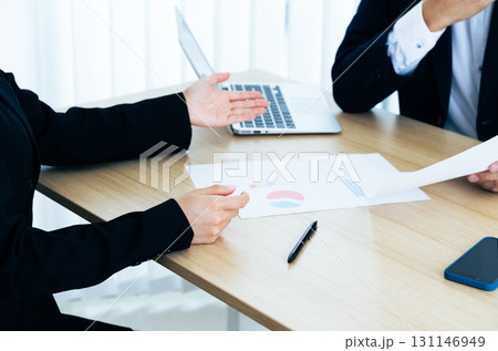 ミーティングをする2人のビジネスマン ミーティングをする2人のビジネスマン 131146949
