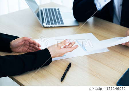 ミーティングをする2人のビジネスマン 131146952