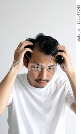 薄毛を気にする若い男性（AI生成画像） 131147242