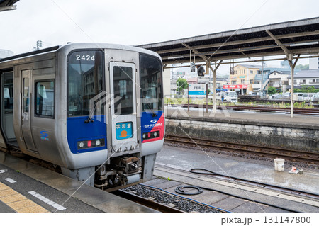 【宇和島駅】雨降る駅に到着した特急宇和海 【宇和島駅】雨降る駅に到着した特急宇和海 131147800