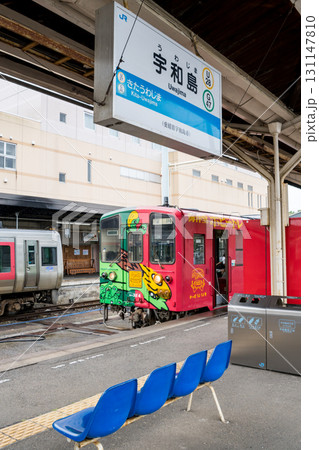 【宇和島駅】雨降る駅に停車中の普通列車 131147810