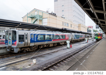 【宇和島駅】雨降る駅に停車中の特急宇和海 131147812