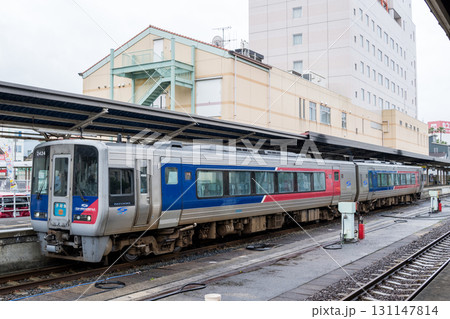 【宇和島駅】雨降る駅に停車中の特急宇和海 【宇和島駅】雨降る駅に停車中の特急宇和海 131147814