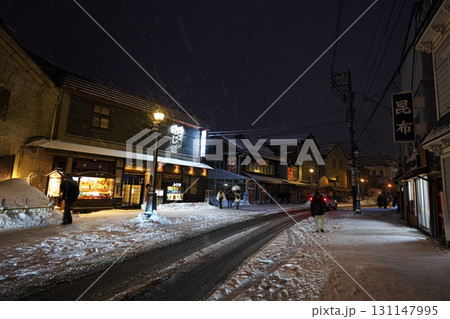 冬の北海道小樽市　夜に雪降る堺町本通り 131147995
