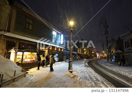 冬の北海道小樽市　夜に雪降る堺町本通り 131147996