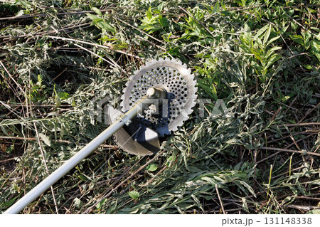 草刈り 刈払機 イメージ 131148338