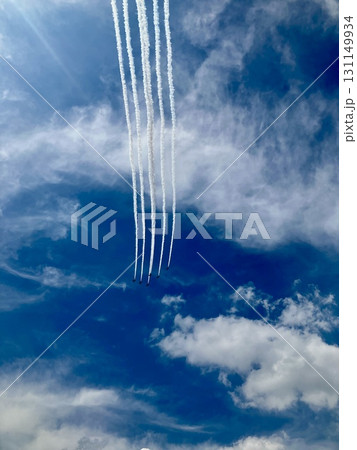青い空とブルーインパルスと飛行機雲 131149934