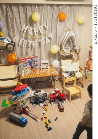 誕生日パーティーの準備中、椅子に隠れる子供 131150191