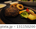 鉄板で提供されるジューシーなハンバーグステーキ 131150200