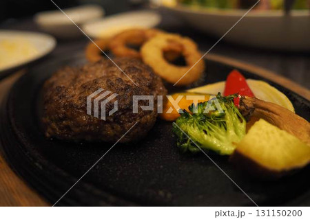 鉄板で提供されるジューシーなハンバーグステーキ 鉄板で提供されるジューシーなハンバーグステーキ 131150200