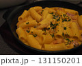 レストランの鉄板皿で提供される濃厚カルボナーラ 131150201