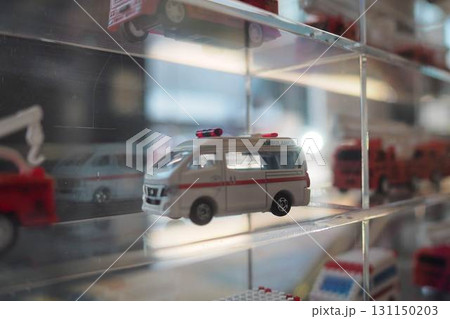 ジオラマコレクションケースに飾られた救急車のミニカー 131150203