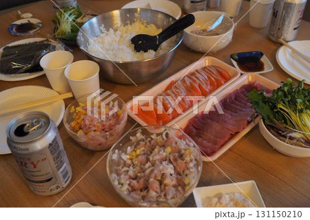 賑やかな食卓を囲む手巻き寿司パーティー 131150210