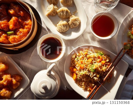 食卓に並ぶ中華料理セット 餃子と炒飯 131150368