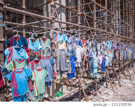 【ヨルダン】東部ザルカの建設現場の鉄骨の骨組みに引っ掛けられて展示販売される大量のTシャツ 131150556