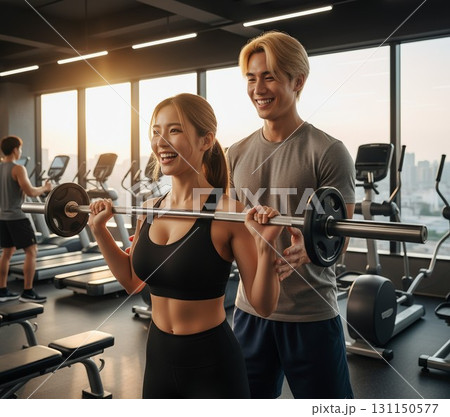 ジムでトレーニングする若い女性 ジムでトレーニングする若い女性 131150577