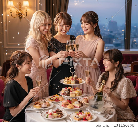 シャンパンで乾杯する女子会 131150579