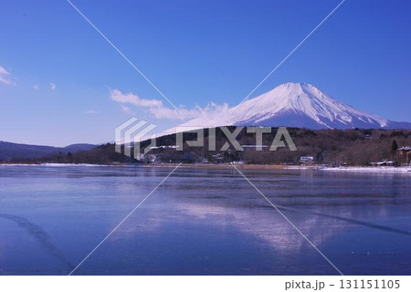 氷結した山中湖と「富士山」 131151105