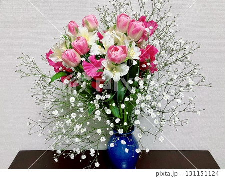 青い花瓶に挿したチューリップと百合とかすみ草の花束 131151124