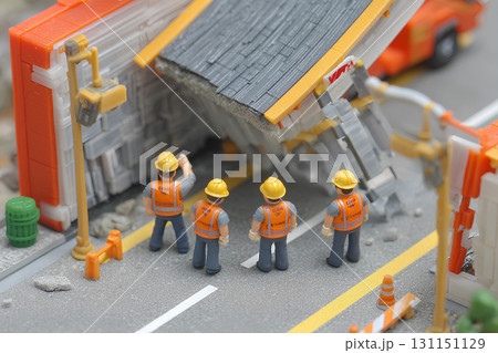 壊れた道路を修復する作業員-2（ジオラマ） 131151129