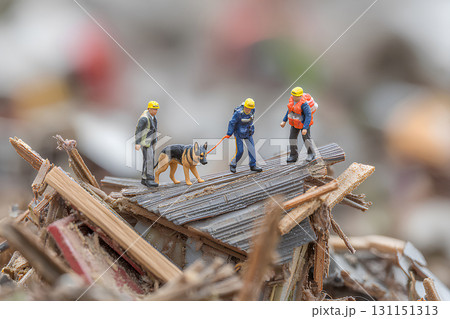 地震や台風の被害を捜索する救助隊員と災害救助犬（ジオラマ） 131151313