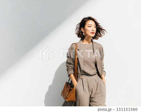 ブラウンのセットアップで街を歩く女性 131151560
