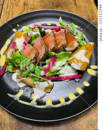 IRODORI table|彩り野菜とローストビーフのサラダ|黒皿の晩酌プレート IRODORI table|彩り野菜とローストビーフのサラダ|黒皿の晩酌プレート 131151594