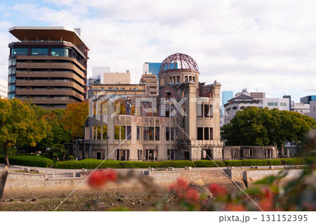 元安川対岸から望む秋の広島・原爆ドーム 131152395
