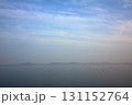 夕暮れ時に広がる海と青空 131152764