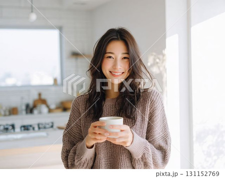 朝の光と笑顔の女性 131152769