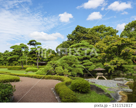 皇居東御苑から見た大手町のビル群 131152817
