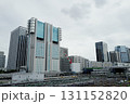 高輪ゲートウェイ駅を発車したばかりの高層ビル群 131152820