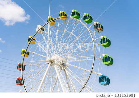 青空に映える観覧車 131152981