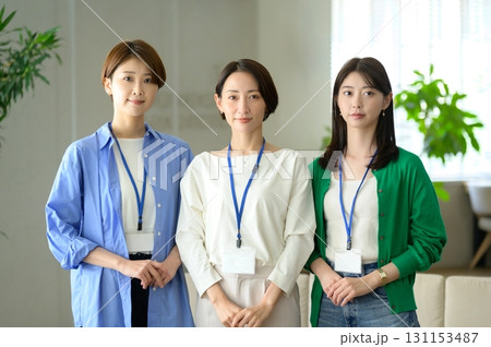 オフィスで3人で並ぶ日本人女性 131153487