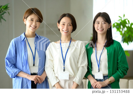 オフィスで3人で並ぶ日本人女性 オフィスで3人で並ぶ日本人女性 131153488