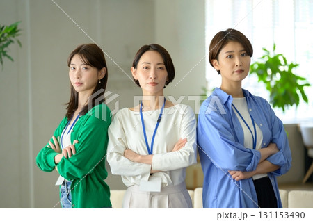 オフィスで3人で並ぶ日本人女性 オフィスで3人で並ぶ日本人女性 131153490