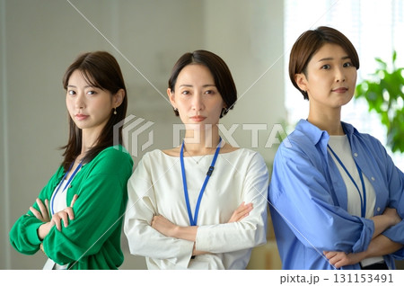 オフィスで3人で並ぶ日本人女性 オフィスで3人で並ぶ日本人女性 131153491