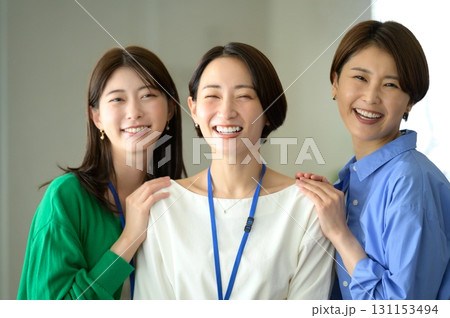 オフィスで3人で並ぶ日本人女性 131153494