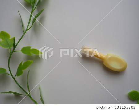 斜めの注入軟膏とフェイクグリーンの俯瞰写真（左向き） 131153503